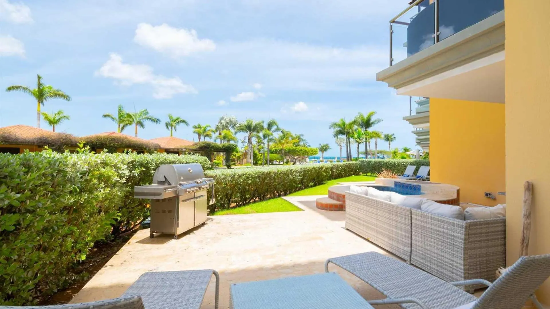 Beachfront - Garden Delight 2Br Condo - E125-2 パームビーチ
