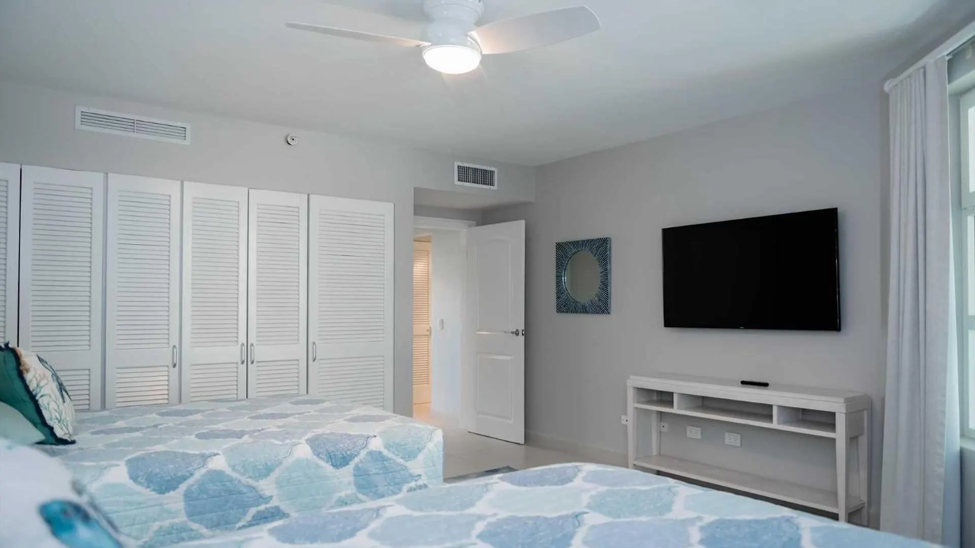 Beachfront - Garden Delight 2Br Condo - E125-2 パームビーチ 別荘