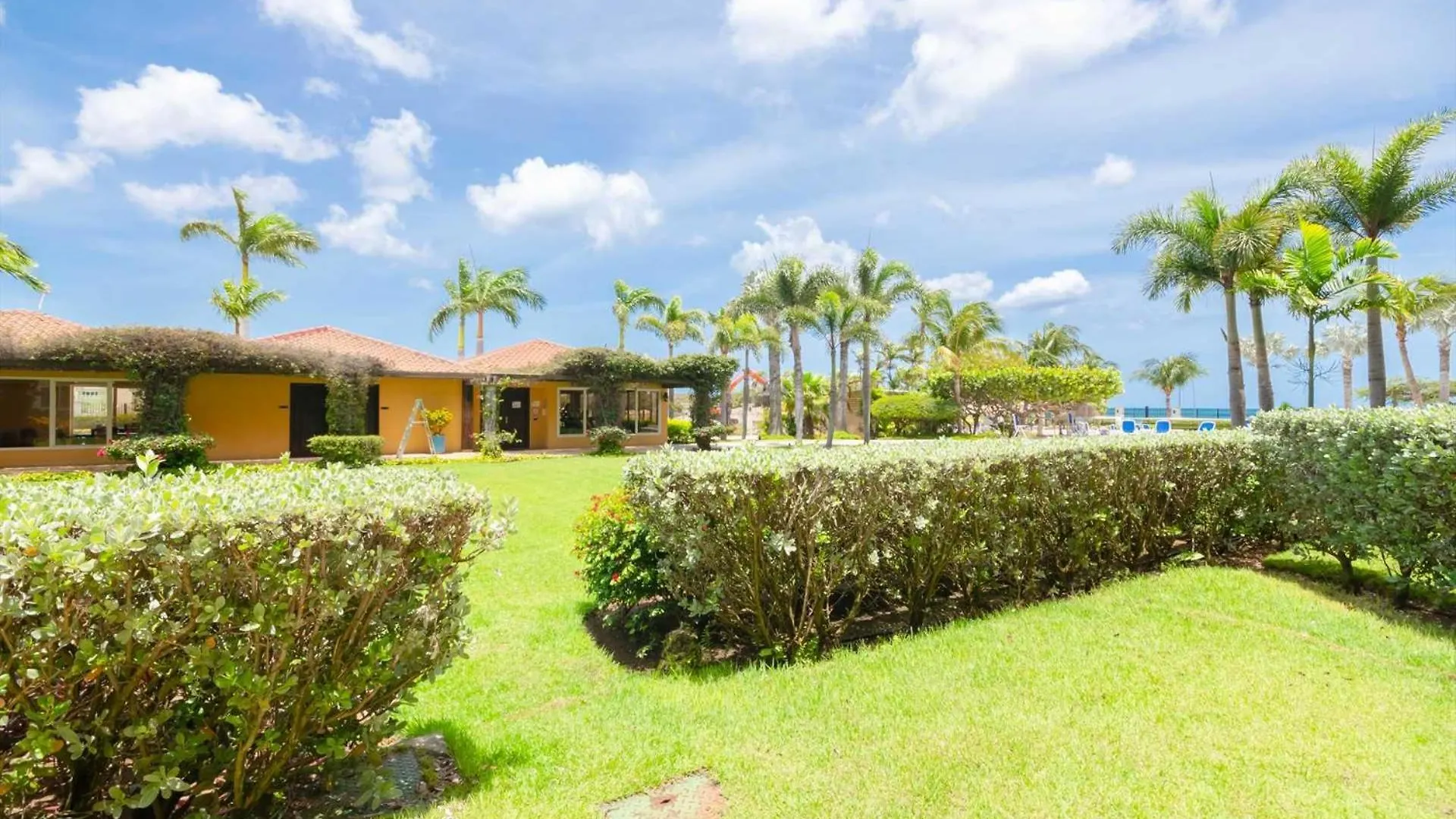 Beachfront - Garden Delight 2Br Condo - E125-2 パームビーチ 別荘
