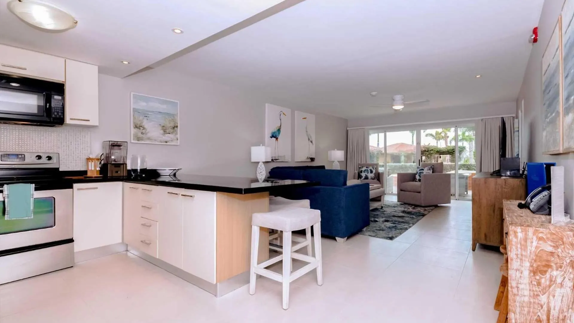 別荘 Beachfront - Garden Delight 2Br Condo - E125-2 パームビーチ