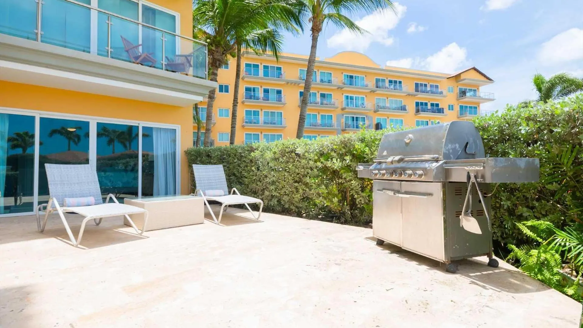 別荘 Beachfront - Garden Delight 2Br Condo - E125-2 パームビーチ