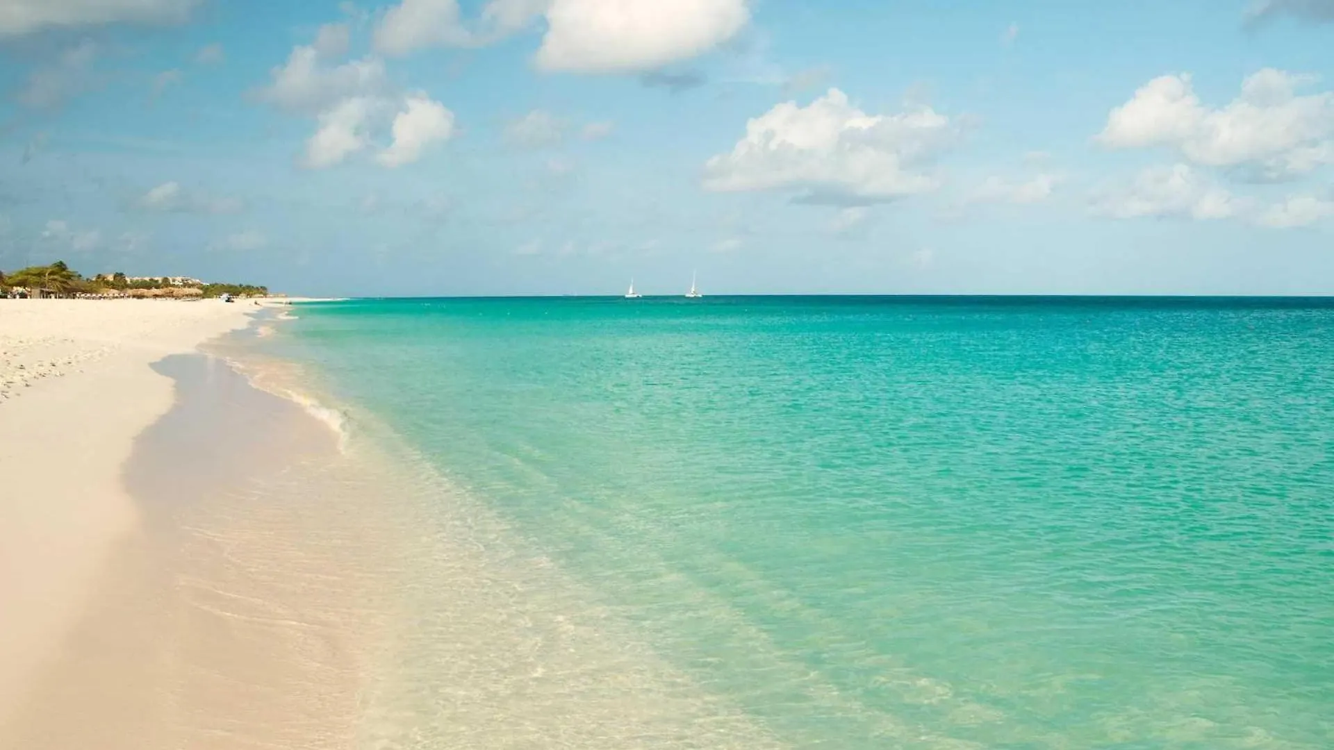 Beachfront - Garden Delight 2Br Condo - E125-2 パームビーチ 別荘